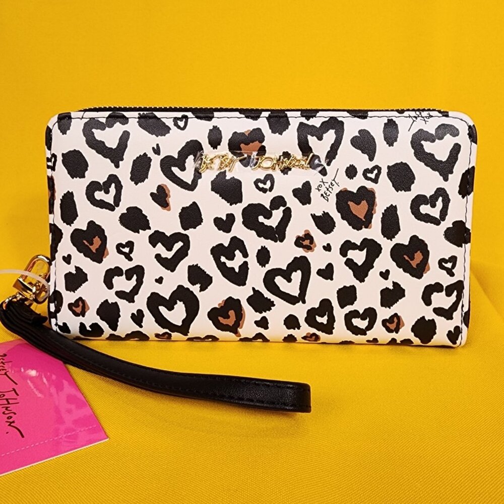 Betsey Johnson Leopard Heart White Black Wallet Wristlet Zip Around NEW - Picture 1 of 12